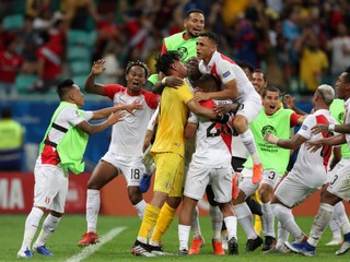 Futbalisti Peru oslavujú postup do semifinále.