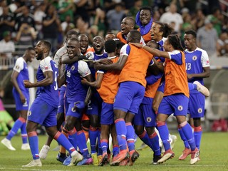 Futbalisti Haiti oslavujú postup do semifinále Gold Cupu 2019.