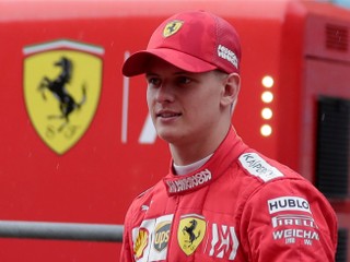 Mick Schumacher v kombinéze Ferrari.