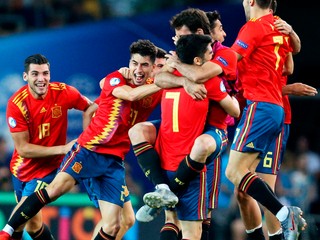 Futbalisti Španielska oslavujú triumf vo finále ME vo futbale do 21 rokov.
