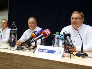 Vpravo výkonný viceprezident a člen predstavenstva hokejového klubu HC Slovan Bratislava Juraj Široký ml., generálny manažér Juraj Bakoš (v strede) a tréner Roman Stantien počas tlačovej konferencie v Bratislave.