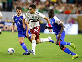 Raúl Jiménez (v strede) v zápase semifinále CONCACAF Gold Cupu 2019 Mexiko - Haiti.
