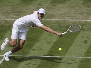 Reilly Opelka počas zápasu proti Stanovi Wawrinkovi na Wimbledone 2019.