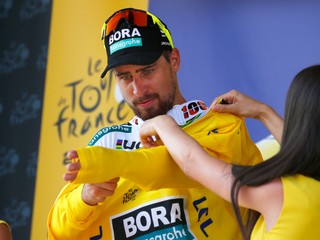 Peter Sagan si oblieka žltý dres pre vedúceho jazdca 8. júla 2018.