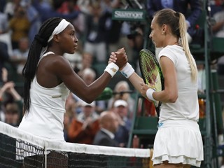 Magdaléna Rybáriková (vpravo) a Cori Gauffová po zápase druhého kola dvojhry žien na Wimbledone 2019.