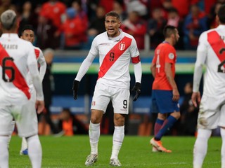 Paolo Guerrero povzbudzuje spoluhráčov v zápase semifinále Copa America 2019 proti Čile.