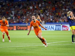Holandská stredopoliarka Jackie Groenenová sa raduje z gólu v semifinále MS proti Švédsku.