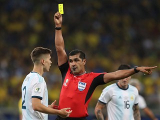 Ekvádorský rozhodca Roddy Zambrano udeľuje žltú kartu argentínskemu reprezentantovi Juanovi Foythovi v semifinále Copa America 2019. 