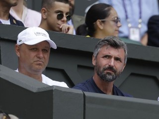 Marián Vajda a Goran Ivaniševič sledujú zápas Novaka Djokoviča proti Philipovi Kohlschreiberovi v prvom kole Wimbledonu.