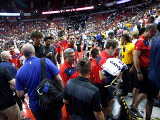 Zemetrasenie prerušilo basketbalový zápas v Las Vegas.