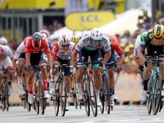Peter Sagan (v bielom drese) v záverečnom šprinte prvej etapy Tour de France 2019 prehral s Mikom Teunissenom.