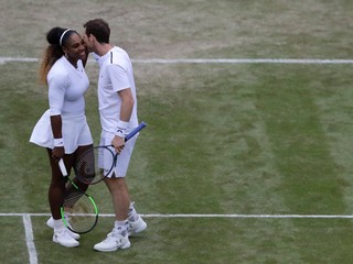 Andy Murray a Serena Williamsová v prvom kole mixu na Wimbledone 2019.