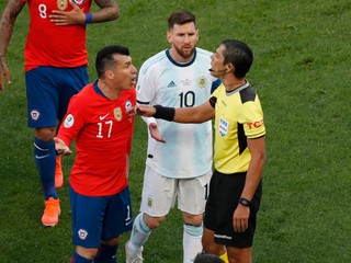 Lionel Messi (v bielom drese) dostal červenú kartu v zápase o bronz v Copa Amerika 2019.