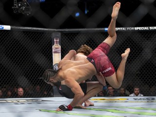 Jorge Masvidal (v popredí) knokautuje Bena Askrena.