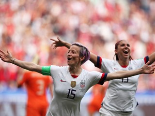 Američanka Megan Rapinoeová sa teší z úvodného gólu vo finále majstrovstiev sveta vo futbale žien USA - Holandsko 7. júla 2019 v Lyone.