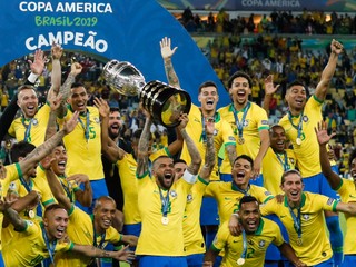 Radosť hráčov Brazílie po výhre vo finále Copa América 2019 proti Peru.