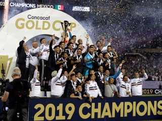 Radosť hráčov Mexika po výhre vo finále CONCACAF Gold Cupu 2019 proti USA.