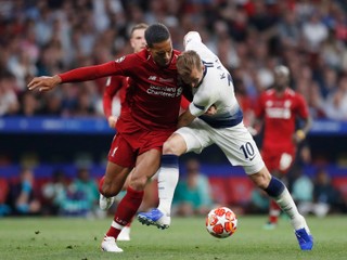 Virgil van Dijk v súboji s Harrym Kaneom.