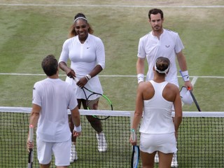 Americko-brazílsky pár Nicole Melicharová (vpravo chrbtom) a Bruno Soares (vľavo chrbtom) podávajú ruky americko-britskému páru Serena Williamsová (vľavo tvárou), Andy Murray po výhre v zápase 3. kola zmiešanej štvorhry na grandslamovom tenisovom turnaji Wimbledon 2019.