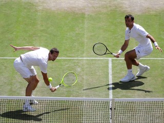 Filip Polášek (vľavo) a jeho tenisový spoluhráč Ivan Dodig z Chorvátska v semifinále štvorhry vo Wimbledone 2019.
