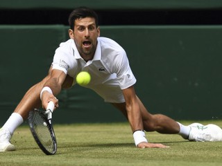 Novak Djokovič v semifinálovom zápase Wimbledonu 2019.