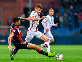 Nicolo Barella (v strede) mení dres, z Cagliari odchádza do Interu Miláno.