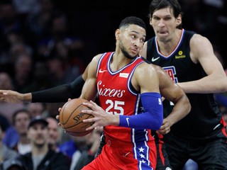 Ben Simmons (vľavo).