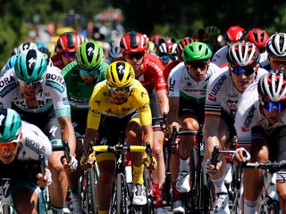 Na snímke v strede v žltom drese vedúceho pretekára Francúz Julien Alaphilippe (Deceuninck-Quick Step) na čele pelotónu na trati desiatej etapy pretekov Tour de France z Saint-Flour do Albi (217 km) 15. júla 2019. Na snímke tretí zľava v zelenom drese lídra bodovacej súťaže Slovák Peter Sagan.