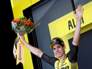 Belgický cyklista Wout Van Aert (Jumbo Visma) oslavuje na pódiu víťazstvo v desiatej etape pretekov Tour de France z Saint-Flour do Albi (217 km) 15. júla 2019.