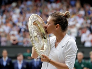 Simona Halepová bozkáva trofej víťazky finále dvojhry grandslamového turnaja žien vo Wimbledone v sobotu 13. júla 2019.