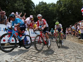 Na snímke Kolumbijčan Nairo Quintana (vľavo) a Belgičan Jasper De Buyst na vrchu Mur De Grammont počas 1. etapy 106. ročníka Tour de France z Bruselu do Bruselu 6. júla 2019.