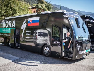 Autobus nemeckého cyklistického tímu Bora Hansgrohe - ilustračná fotografia.