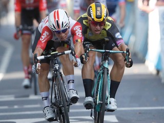Caleb Ewan (vľavo) a Dylan Groenewegen v záverečnom šprinte 11. etapy Tour de France 2019.