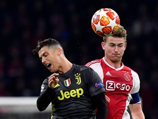 Cristiano Ronaldo (vľavo) a Matthias de Ligt sú už spoluhráčmi v Juventuse Turín.