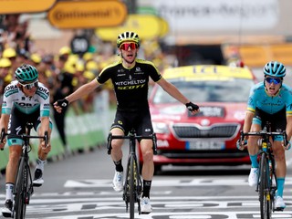 Simon Yates (uprostred) z tímu Mitchelton-Scott víťazí v 12. etape pretekov Tour de France z Toulouse do Bagneres-de-Bigorre (209,5 km) vo štvrtok 18. júla 2019.