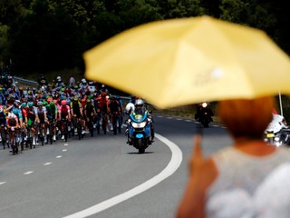 Pelotón počas 10. etapy na Tour de France 2019.