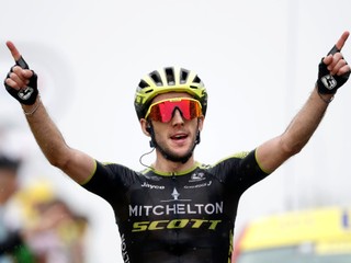 Simon Yates oslavuje víťazstvo v 15. etape Tour de France 2019.