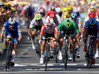 Záverečný šprint cyklistov v 16. etape Tour de France 2019.