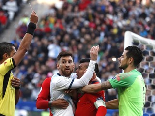 Rozhodca Mario Diaz udeľuje Lionelovi Messimu červenú kartu v dueli o bronz na Copa America 2019.