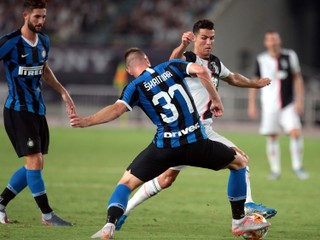 Milan Škriniar bráni Cristiana Ronalda v prípravnom zápase medzi Juventusom a Interom MIláno.