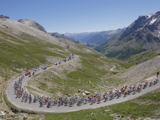 Pelotón cyklistov Tour de France prechádza priesmykom Galibier.