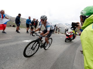 Nový líder Tour de France 2019 Egan Bernal počas zjazdu z Col de l'Iseran v 19. etape.