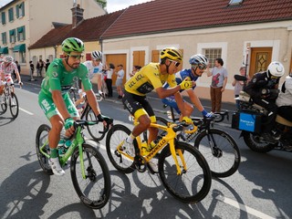 Zľava: Peter Sagan, Egan Bernal a Julian Alaphilippe počas poslednej 21. etapy na Tour de France 2019.