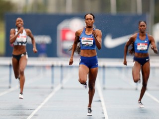 Američanka Dalilah Muhammadová (v strede) na národnom šampionáte v Des Moines počas finále behu na 400 metrov cez prekážky.