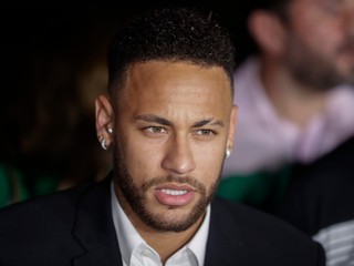 Neymar počas rozhovoru s novinármi po tom, čo opustil policajnú stanicu.