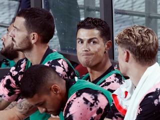 Cristiano Ronaldo sedí na lavičke pre náhradníkov počas exhibičného zápasu medzi Juventusom Turín a výberom K League.