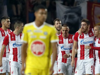 Futbalisti Crvenej zvezdy Belehrad (v pozadí) počas prvého zápasu 2. predkola Ligy majstrov 2019/2020.