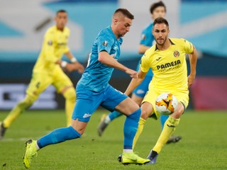 Róbert Mak (vľavo) v súboji s Victorom Ruizom z Villarrealu v 1. zápase osemfinále Európskej ligy Zenit Petrohrad - Villarreal CF na štadióne v Petrohrade 7. marca 2019.