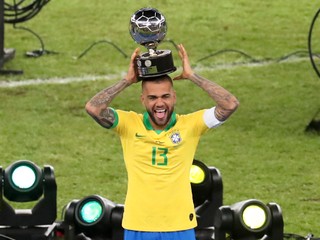 Dani Alves sa vracia do Brazílie, podpísal kontrakt s FC Sao Paulo