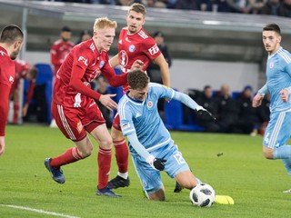 Boris Cmiljanič (vpredu v belasom) na ilustračnej fotografii.